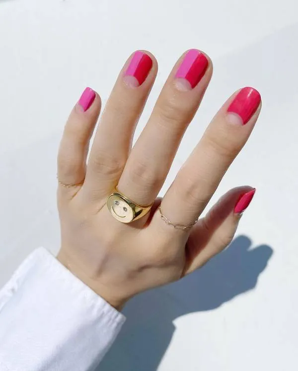 Ярко розовый лунный маникюр на коротких ногтях