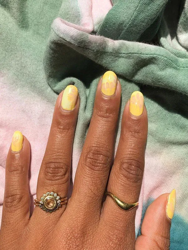 Желтый маникюр на овальных ногтях