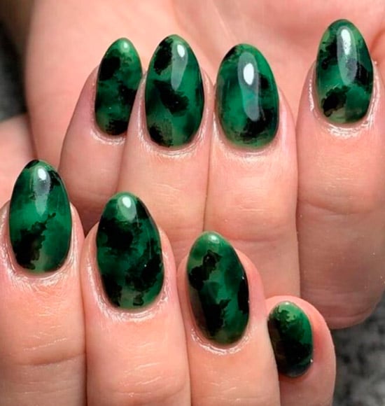 Зеленый черепаший принт на овальных ногтях средней длины