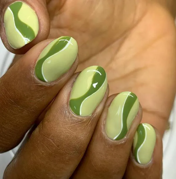 Зеленый двухцветный маникюр на овальных ногтях средней длины
