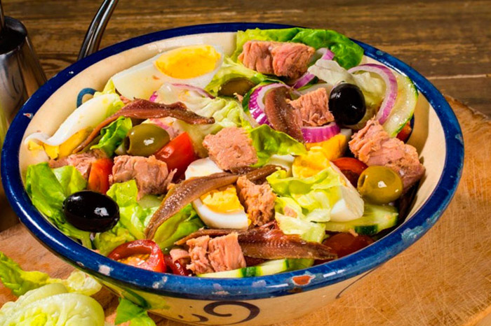 Вкусный салат с тунцом и яйцом: легкое решение, когда у вас мало времени