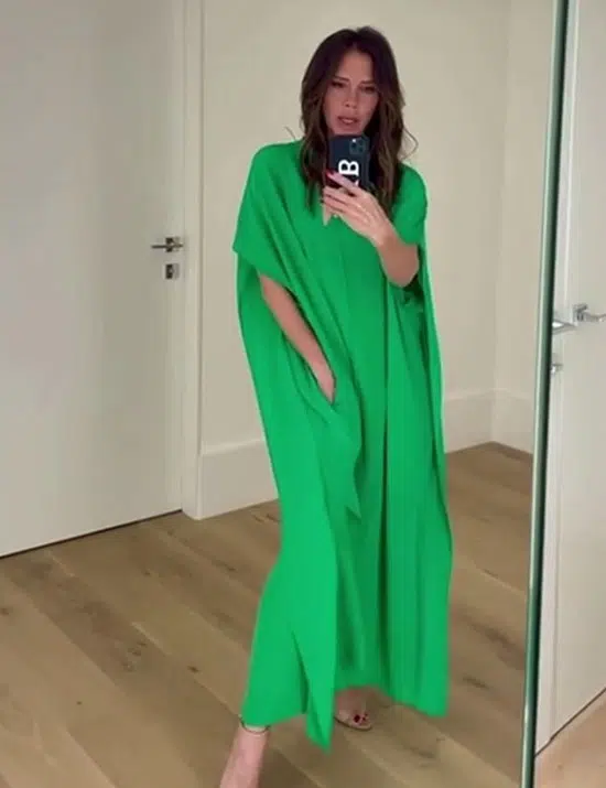 Виктория Бекхэм в зеленом платье кафтане