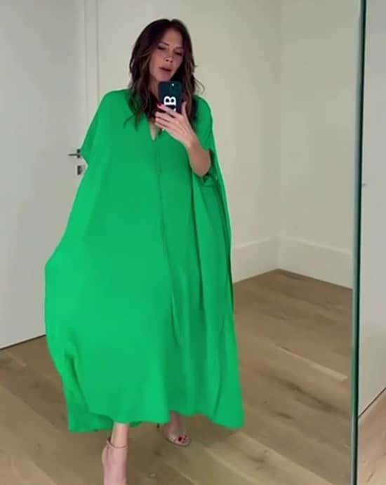 Виктория Бекхэм в широком зеленом платье