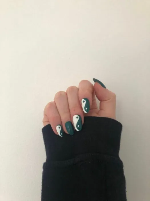 Бело-зеленый маникюр инь янь на овальных ногтях средней длины