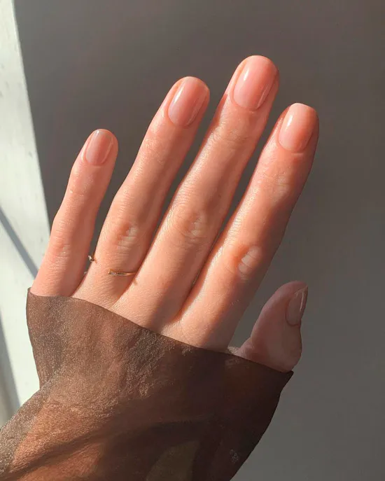 Бежевый маникюр с глянцевым блеском на натуральных коротких ногтях