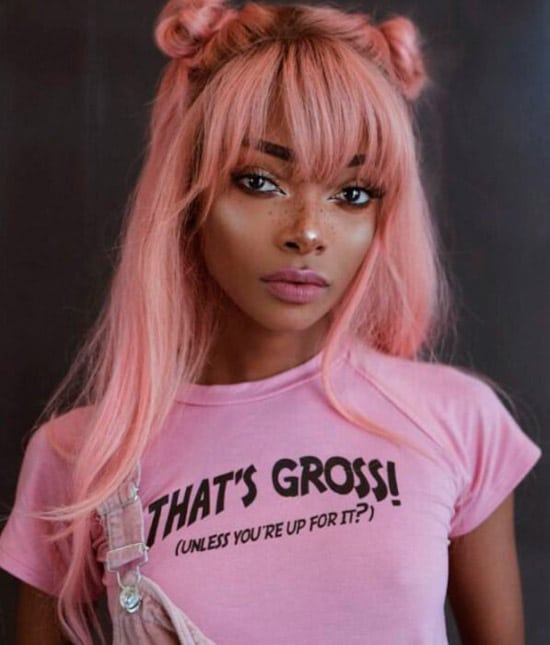 Девушка со светло розовыми волосами с удлиненной челкой