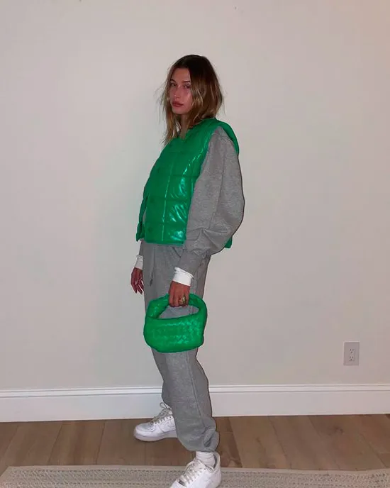 Девушка в сером спортивном костюме, зеленый жилет и мягкая яркая сумочка