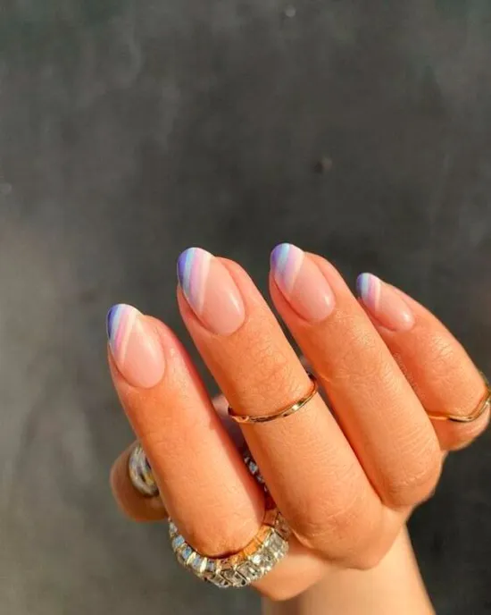 Диагональный френч в нежных фиолетовых оттенках на овальных ногтях средней длины