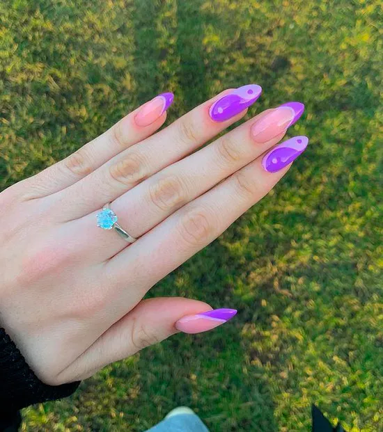 Фиолетовый маникюр инь янь на длинных ногтях