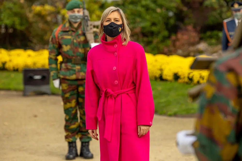 Бельгийская министр в розовом пальто