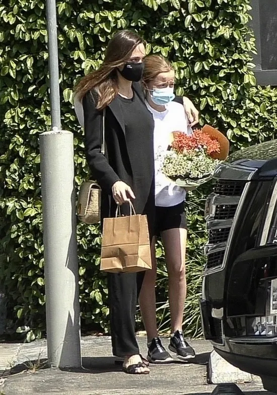 Анджелина Джоли с дочкой зашли в цветочный магазин