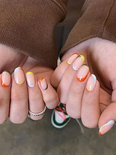 Необычный разноцветный френч на овальных ногтях