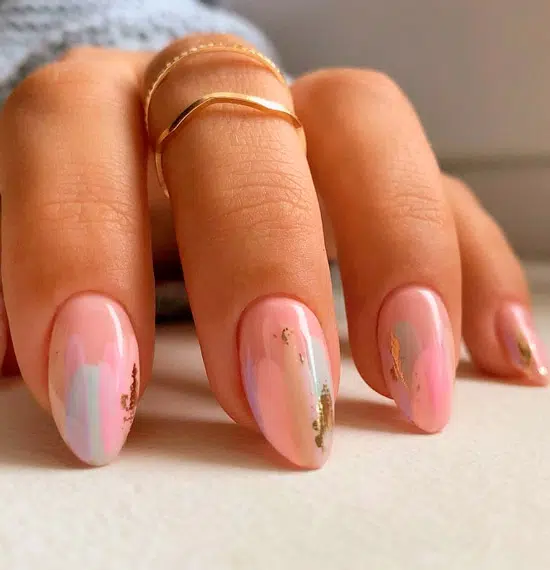 Нежный розовый маникюр с золотой фольгой на овальных ногтях