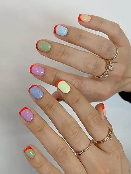 Ногти разноцветных пастельных оттенков с красными кончиками