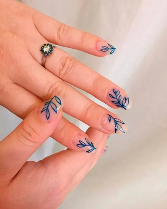 Простой маникюр с синими листьями на натуральных ногтях