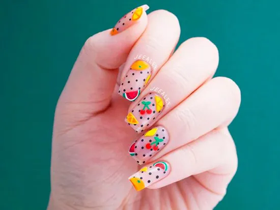 Разноцветный фруктовый маникюр с черными точками на длинных квадратных ногтях