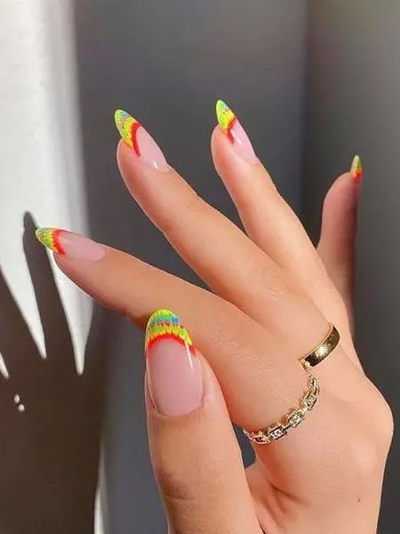 Разноцветный летний френч на овальных ногтях