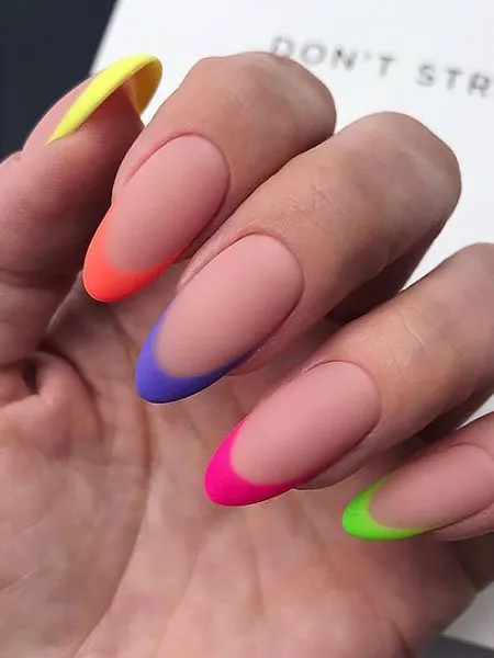 Разноцветный матовый френч на длинных овальных ногтях