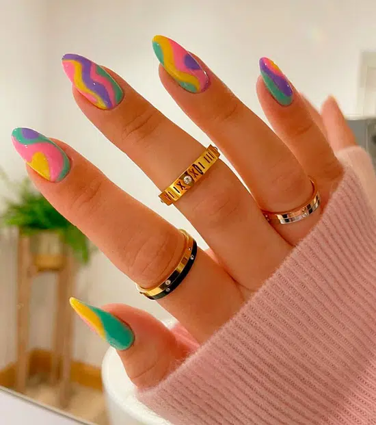 Разноцветный весенний маникюр на длинных натуральных ногтях