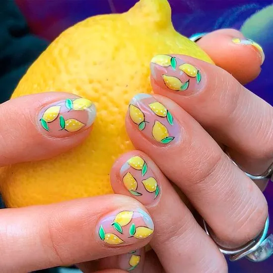 Сочный маникюр с лимонами на овальных натуральных ногтях