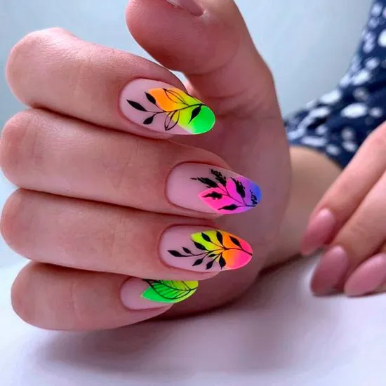 Яркий разноцветный маникюр с черными листьями на длинных овальных ногтях