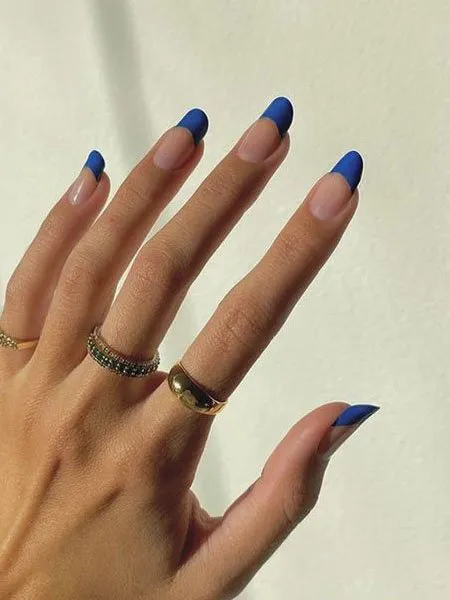 Яркий синий френч на длинных овальных ногтях