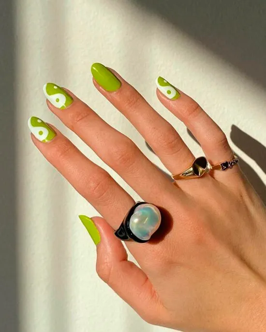 Яркий зеленый маникюр инь янь на овальных ногтях средней длины