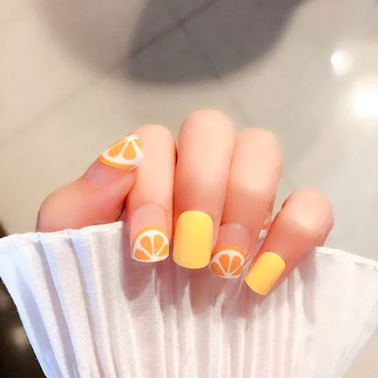 Желтый маникюр с сочным апельсином на квадратных ногтях