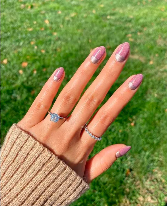 Розовый маникюр с серебром на овальных натуральных ногтях
