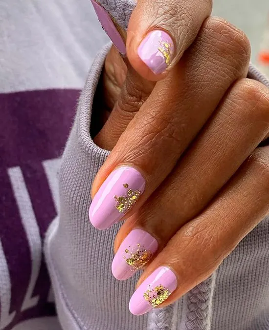 Фиолетовый маникюр с золотом на овальных натуральных ногтях