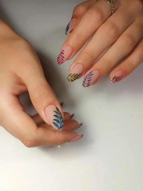 красивый маникюр с разноцветными листьями на овальных ногтях