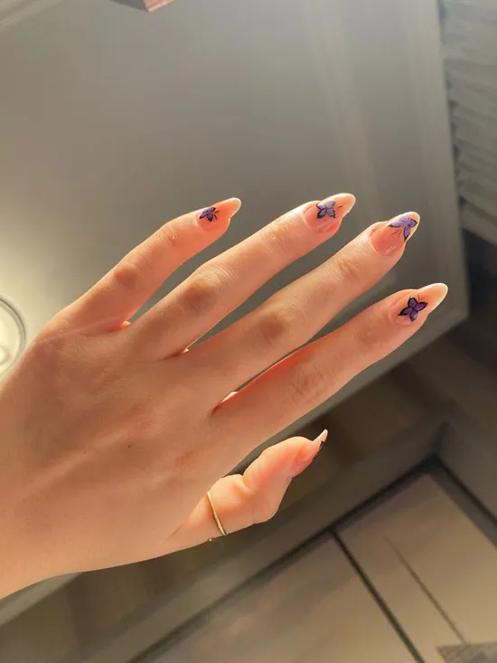 Бабочки на персиковых ногтях