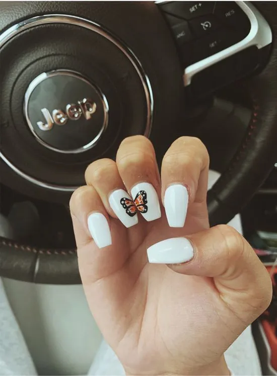 Бабочка монарх на белых ногтях