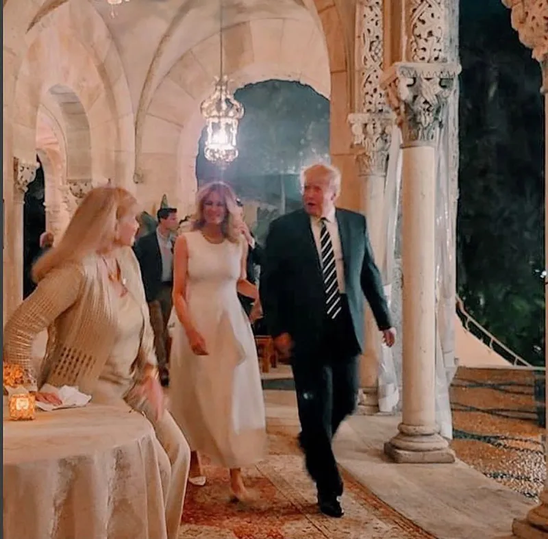 Мелания Трамп в белом платье и туфлях без каблука