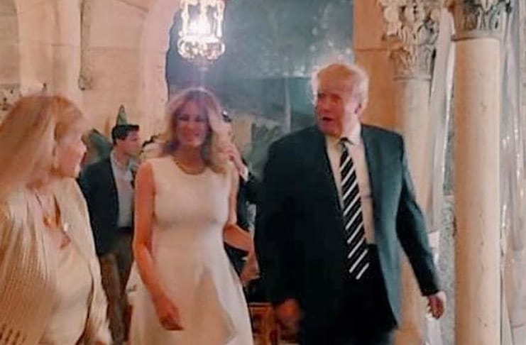 Мелания Трамп в белом платье и туфлях с пряжкой привлекает всеобщее внимание на гламурном ужине