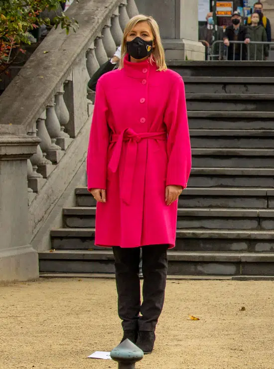 Бельгийская министр в розовом пальто и черных ботильонах
