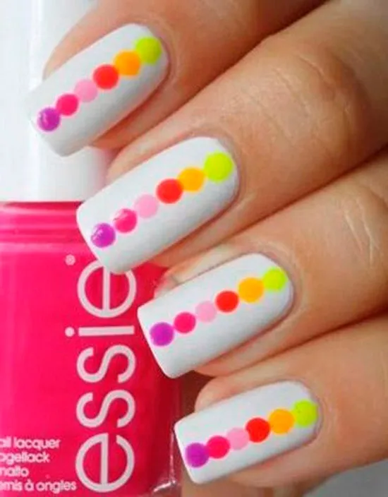 Белый маникюр с разноцветными точками на длинных квадратных ногтях
