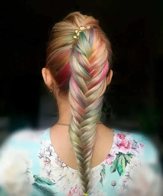 Девушка с косой рыбий хвост на длинных светлых волосах с разноцветными оттенками