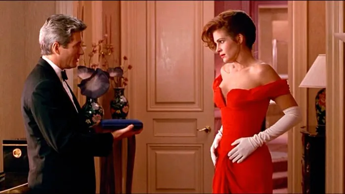 Джулии Робертс в вечернем красном платье до пола с открытым декольте и белыми перчатками в фильме красотка