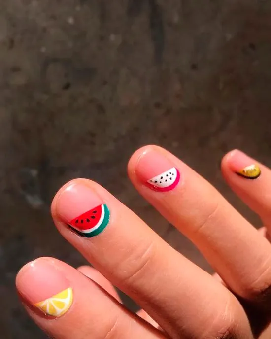 Летний маникюр с фруктами на очень коротких ногтях