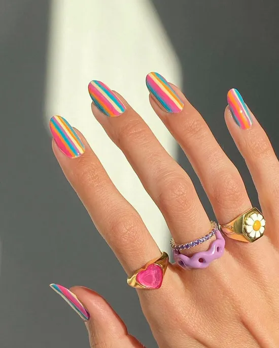 Летний маникюр яркую разноцветную полоску на овальных ногтях