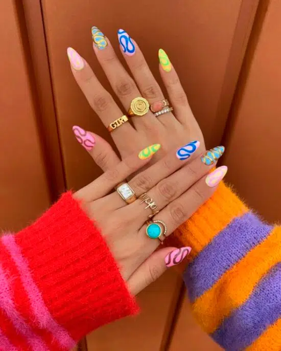 Маникюр на длинных ногтях с различными цветовыми комбинациями