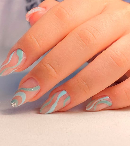 Маникюр с голубыми волнами на острых ногтях средней длины