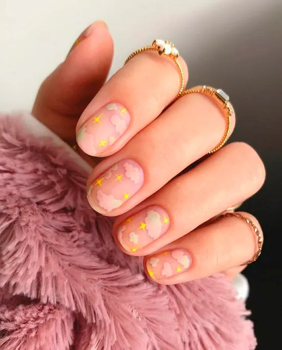 Необычный маникюр с розовыми облаками на коротких овальных ногтях
