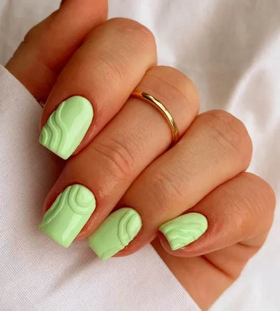Нежный зеленый маникюр с текстурой на квадратных ногтях средней длины