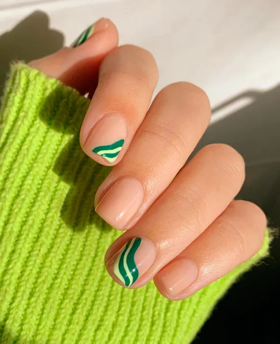 Простой минималистический маникюр с зелеными волнами на коротких квадратных ногтях