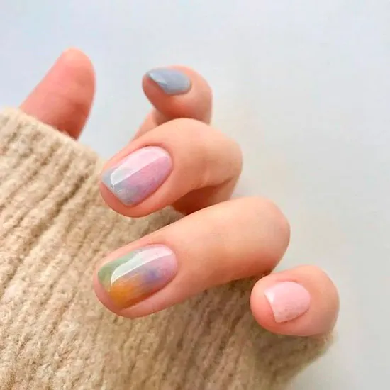 Разноцветный пастельный маникюр на коротких квадратных ногтях