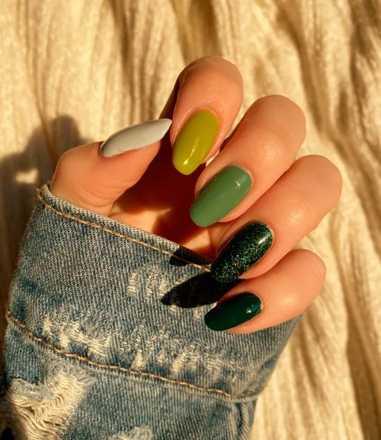 Разноцветный зеленый маникюр на длинных ухоженных ногтях
