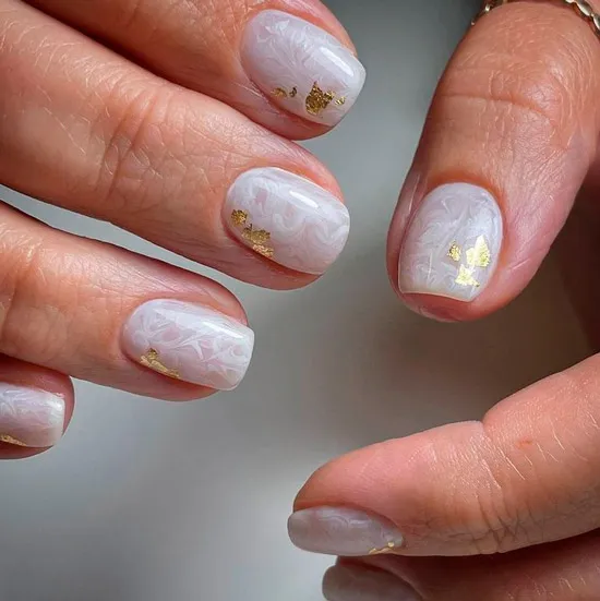 Шикарный белый маникюр с разводами и золотой фольгой на коротких квадратных ногтях