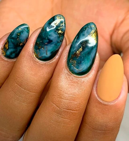 Сине зеленый мраморный маникюр с золотыми блестками на ногтях средней длины